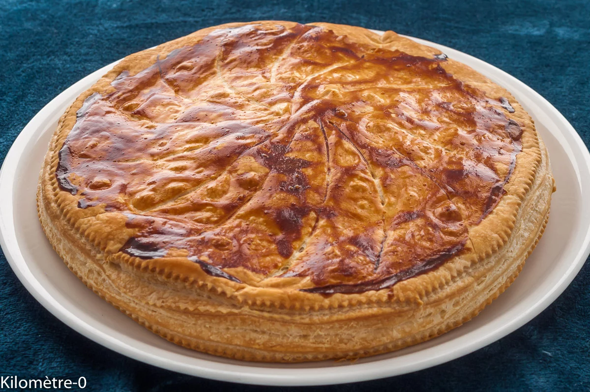 Photo de recette de galette des rois, galette, dessert, gâteau, épiphanie, crème d'amandes, amandes, frangipane, fruits, pommes, janvier, hiver, feuilleté, tarte feuilletée, Kilomètre-0, blog de cuisine réalisée à partir de produits de saison et issus de circuits courts