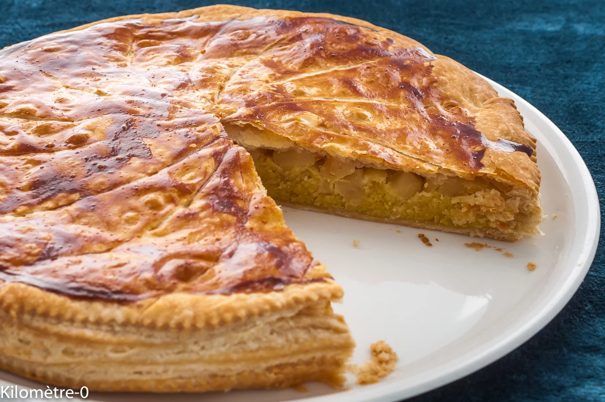 Photo de recette de galette des rois, galette, dessert, gâteau, épiphanie, crème d'amandes, amandes, frangipane, fruits, pommes, janvier, hiver, feuilleté, tarte feuilletée, Kilomètre-0, blog de cuisine réalisée à partir de produits de saison et issus de circuits courts