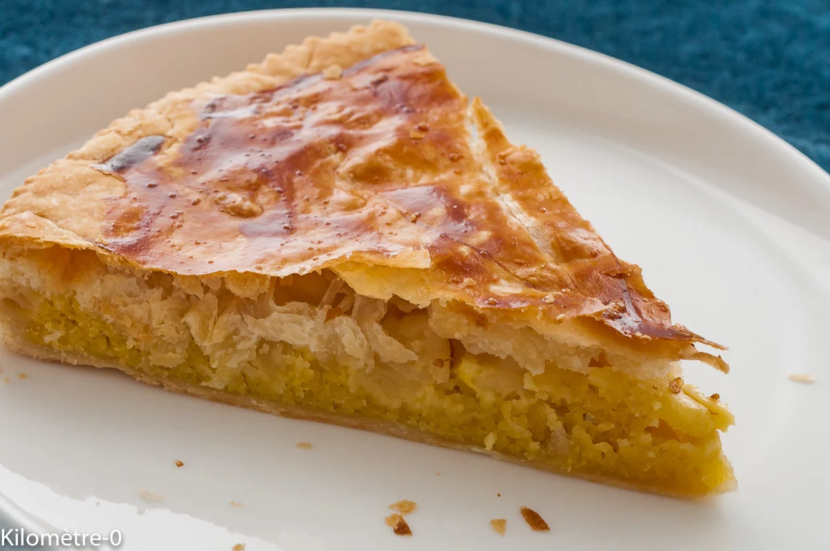Photo de recette de galette des rois, galette, dessert, gâteau, épiphanie, crème d'amandes, amandes, frangipane, fruits, pommes, janvier, hiver, feuilleté, tarte feuilletée, Kilomètre-0, blog de cuisine réalisée à partir de produits de saison et issus de circuits courts