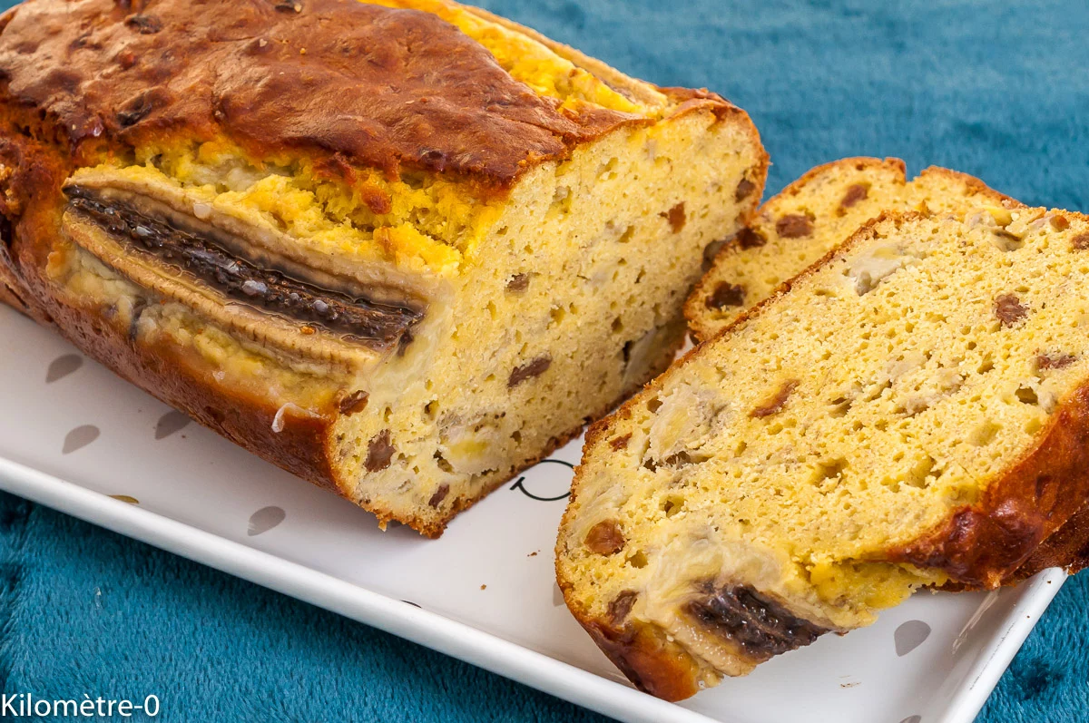 Photo de recette de gâteau du matin, cake, gros gâteau, gâteau, goûter, petit déjeuner, sans gluten, farine de riz, farine de pois chiches, fruits, bananes, rhum, raisins secs, bio, healthy, Kilomètre-0, blog de cuisine réalisée à partir de produits de saison et issus de circuits courts