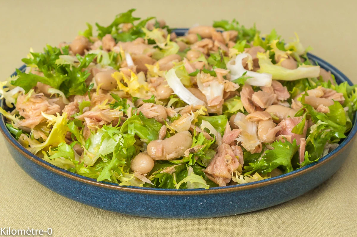 Photo de recette de salade, simple, facile, rapide, produits du placard, thon, poisson, haricots, légumineuses, salade, frisée, hiver, automne, Kilomètre-0, blog de cuisine réalisée à partir de produits de saison et issus de circuits courts