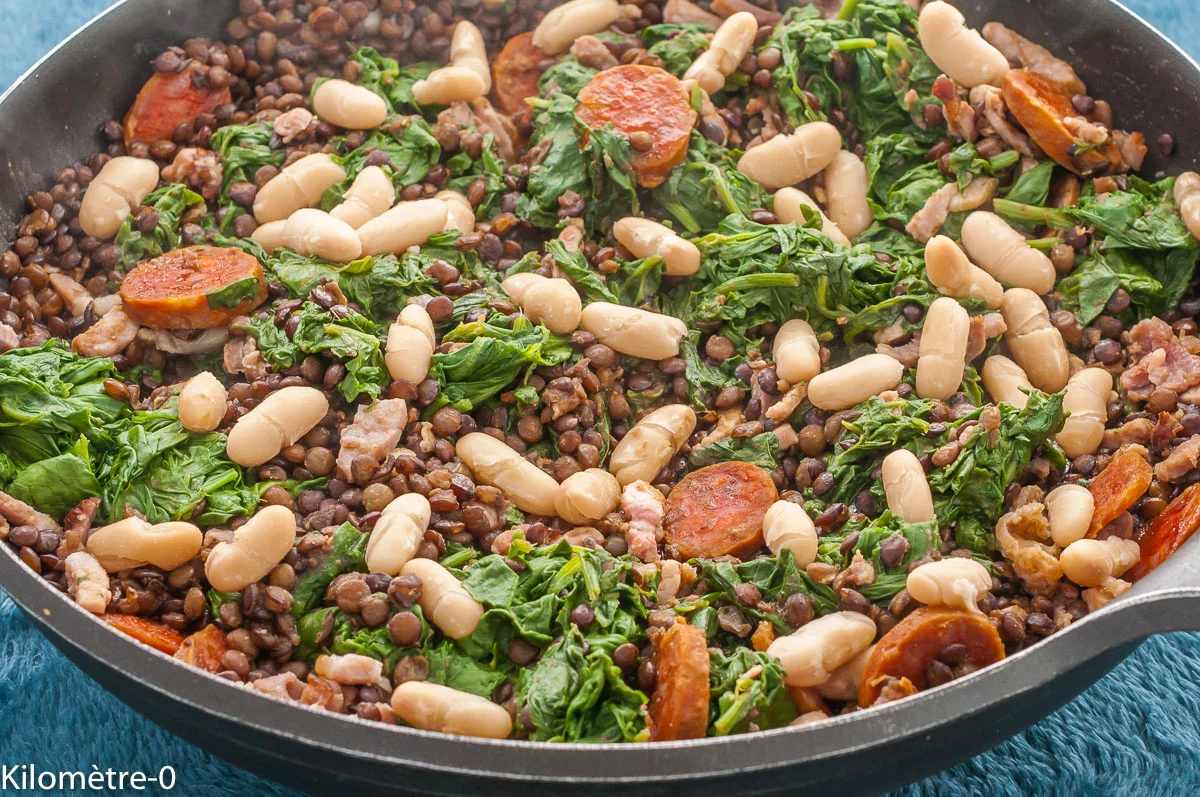 Photo de recette de poêlée, chorizo, lardons, poitrine fumée, épinards, lentilles, haricots blancs, mogettes, tarbais, coco, automne, hiver, Kilomètre-0, blog de cuisine réalisée à partir de produits de saison et issus de circuits courts