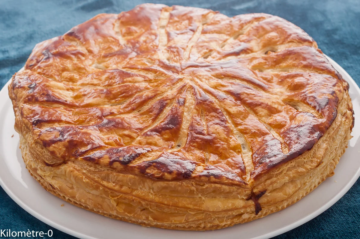 Photo de recette de galette, galette des rois, compote de pommes, pommes, chocolat, facile, pâte feuilletée, rapide, fruits, épiphanie, Kilomètre-0, blog de cuisine réalisée à partir de produits de saison et issus de circuits courts