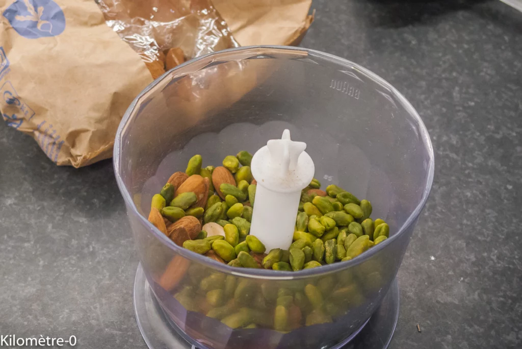 Galette des rois à la crème d&rsquo;amandes et de pistaches et aux cerises - Étape 1