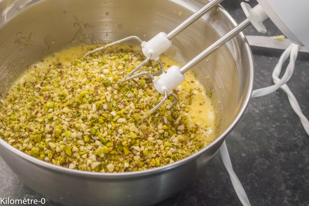 Galette des rois à la crème d&rsquo;amandes et de pistaches et aux cerises - Étape 3