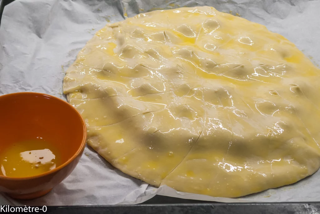 Galette des rois à la crème d&rsquo;amandes et de pistaches et aux cerises - Étape 6