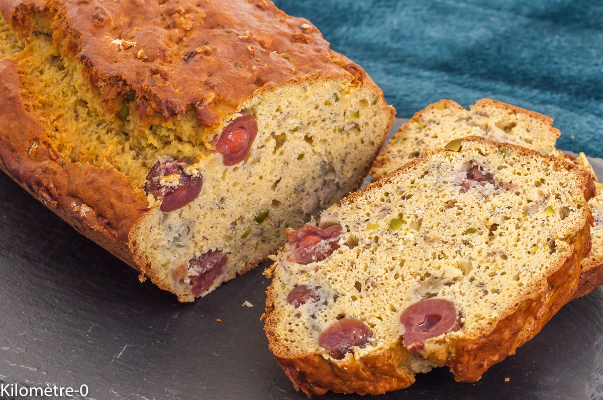 Photo de recette de gâteau du matin, cake, gros gâteau,  gâteau,  goûter, petit déjeuner,  sans gluten, farine de riz, farine de pois chiches,  fruits,  cerises, pistaches, rhum,  bio, healthy, Kilomètre-0, blog de cuisine réalisée à partir de produits de saison et issus de circuits courts