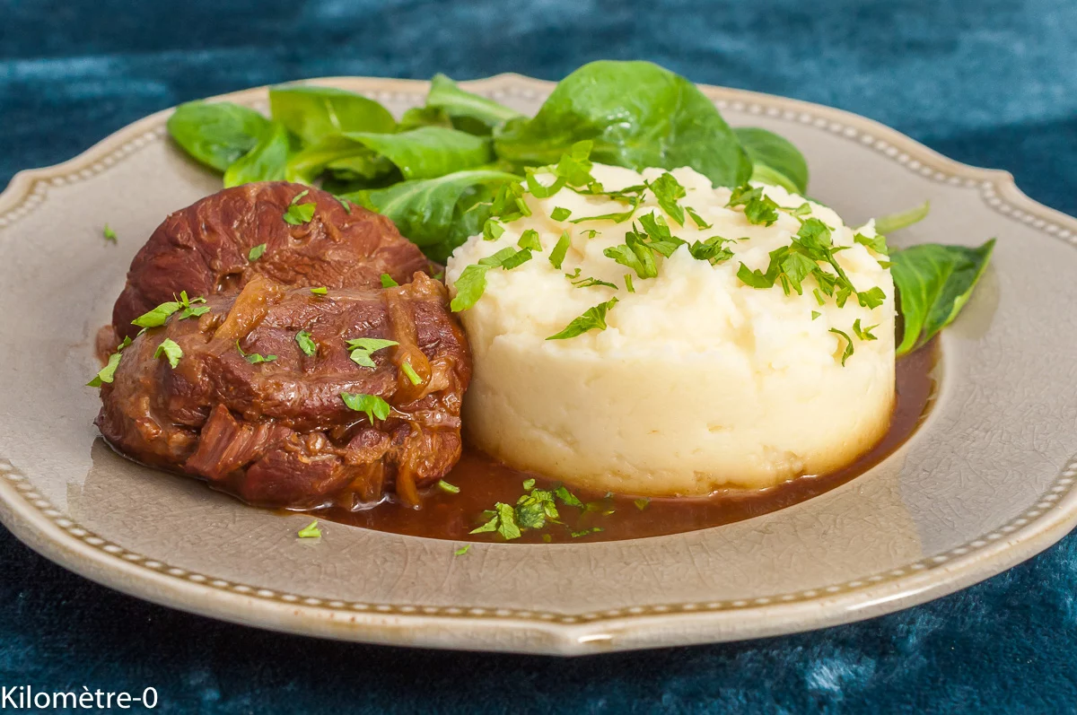 Photo de recette de mijoté, mijotés, joue de porc, viande de porc, morceaux moelleux, tendre, purée maison, céleri, pommes de terre, bière, cuisine à la bière, Kilomètre-0, blog de cuisine réalisée à partir de produits de saison et issus de circuits courts
