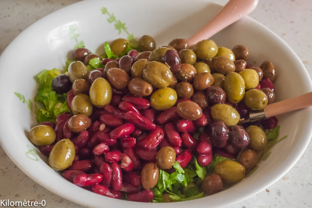 Salade de haricots rouges au céleri branche, thon et olives - Étape 7