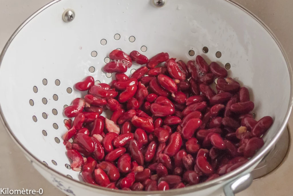 Salade de haricots rouges au céleri branche, thon et olives - Étape 1