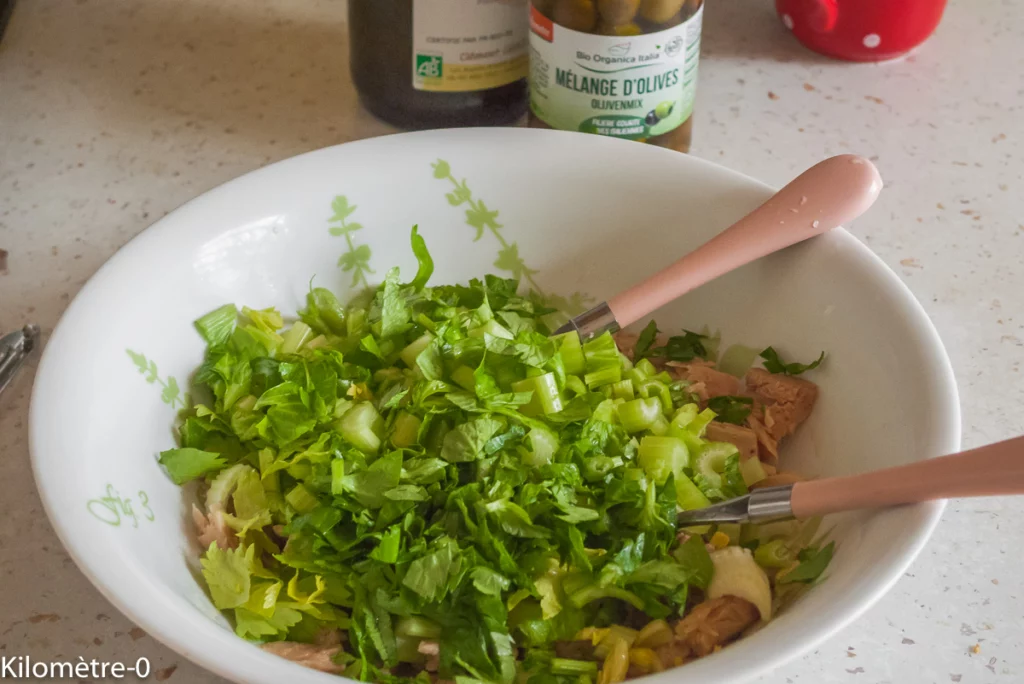 Salade de haricots rouges au céleri branche, thon et olives - Étape 4