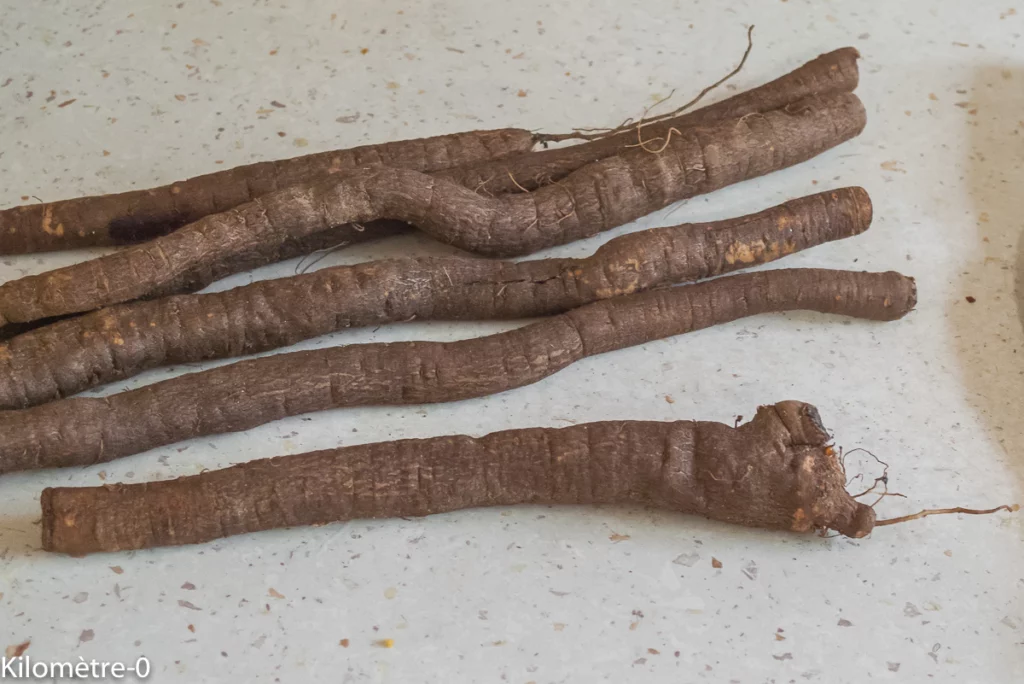 Scorsonères et pommes de terre sautées aux lardons et aux noix - Étape 1