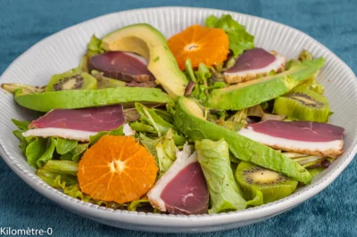 Photo de recette de salade, salade composée,  canard, magret de canard, séché, fumé,   fruits d'hiver, avocat, mandarine, clémentine, kiwis, entrée, facile, rapide,légère, bio,  Kilomètre-0, blog de cuisine réalisée à partir de produits de saison et issus de circuits courts