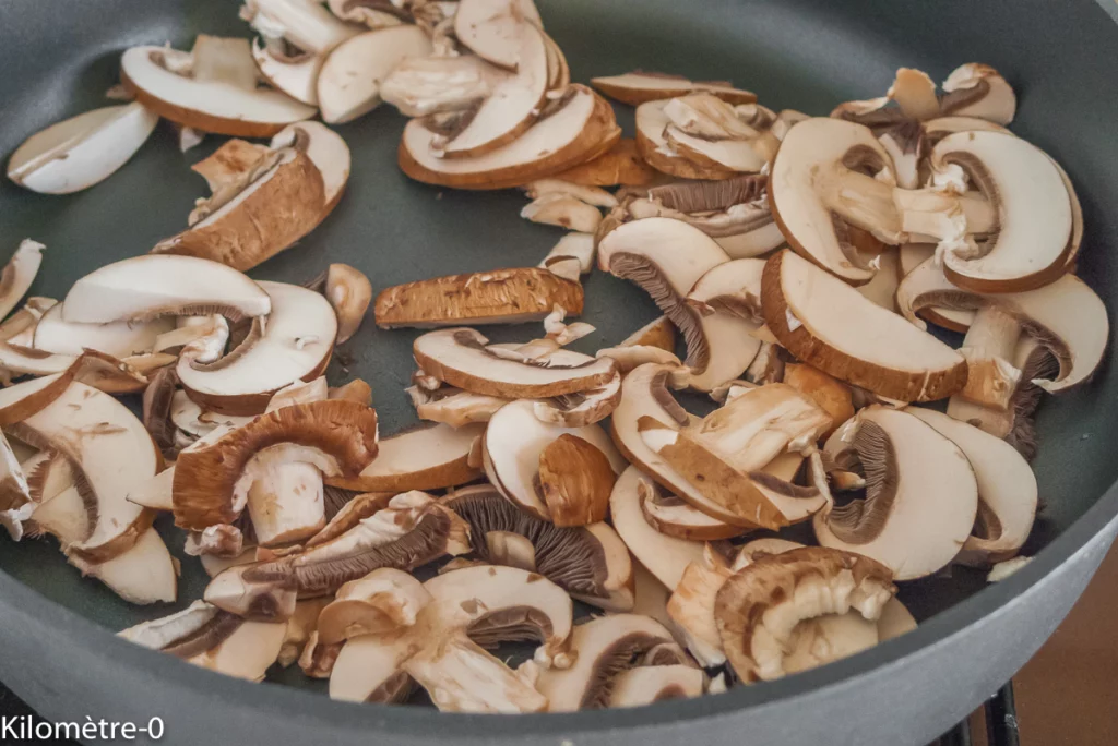 Poêlée de blettes aux champignons, lardons et bolognaise - Étape 1