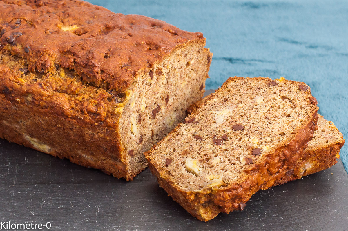 Photo de recette de cake, gâteau, petit déjeuner, goûter, gâteau, gâteau du matin, trois farines, farine de noisette, farine de pois chiche, farine de petit épeautre, bananes, fruits, pépites de chocolat, bio, facile, rapide, Kilomètre-0, blog de cuisine réalisée à partir de produits de saison et issus de circuits courts