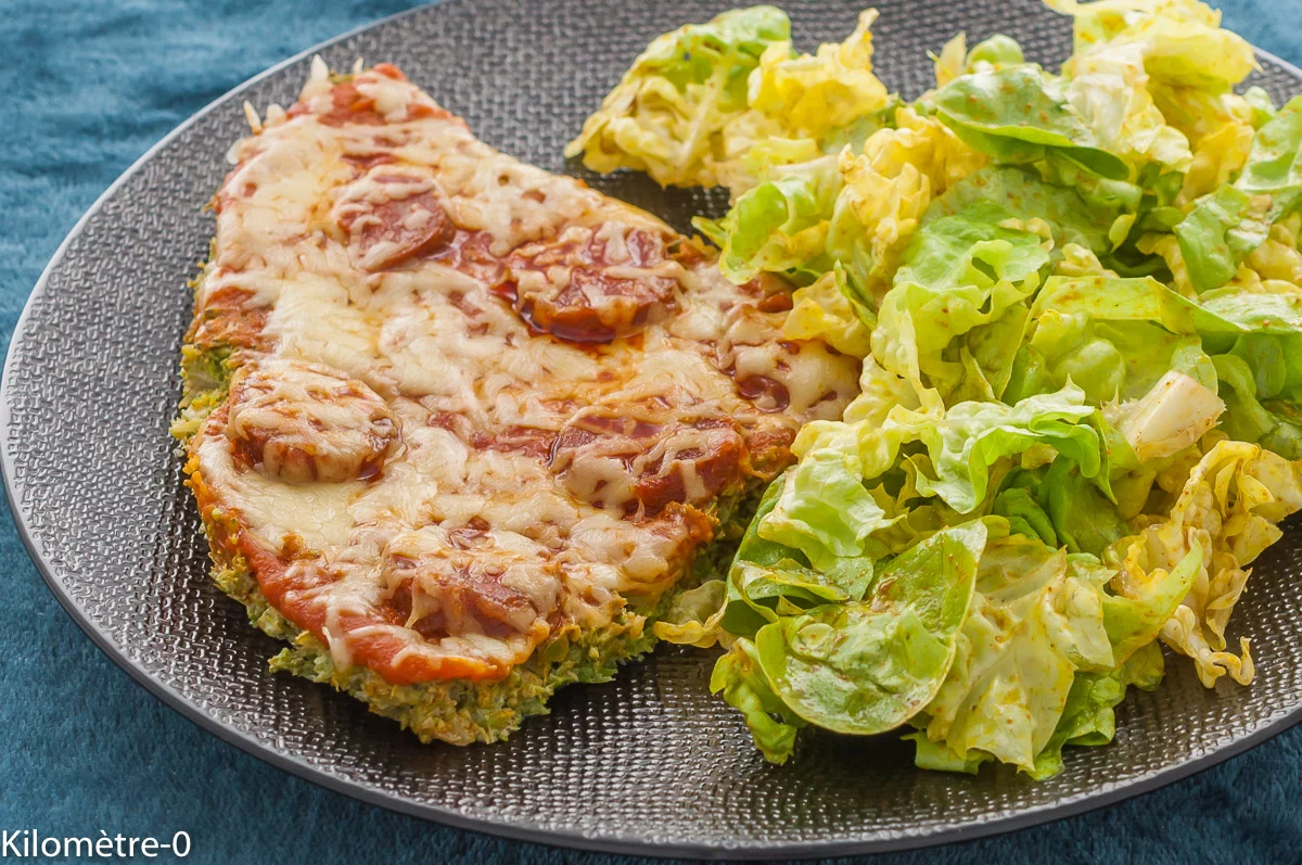 Photo de recette de pizza, végétale, brocolis, automne, hiver, printemps, chorizo, emmental, sans gluten, bio, facile, légumes, Kilomètre-0, blog de cuisine réalisée à partir de produits de saison et issus de circuits courts