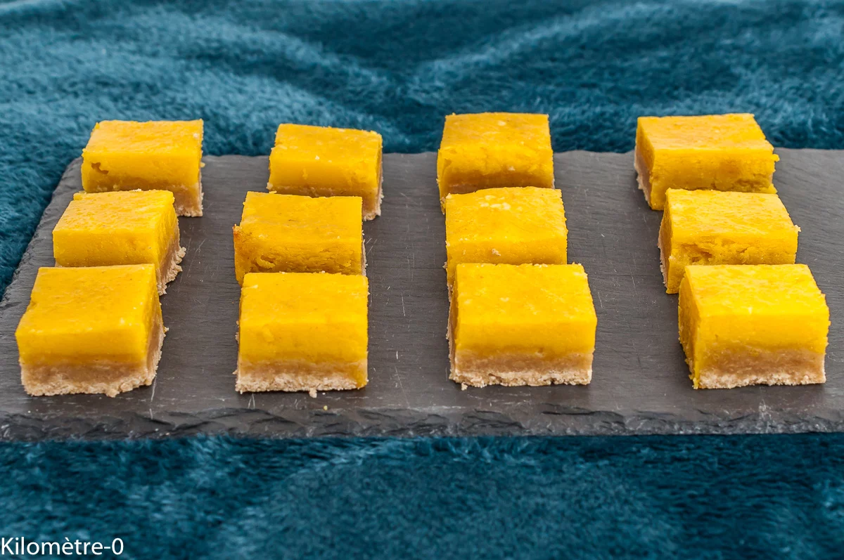 Photo de recette de lemon bars, carrés au citron, lemon, citron, crème au citron, biscuits, agrumes, petits gâteaux, sablés, bio, facile, Kilomètre-0, blog de cuisine réalisée à partir de produits de saison et issus de circuits courts