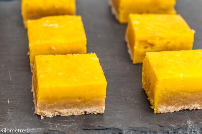 Photo de recette de lemon bars, carrés au citron, lemon, citron, crème au citron, biscuits, agrumes, petits gâteaux, sablés, bio, facile,  Kilomètre-0, blog de cuisine réalisée à partir de produits de saison et issus de circuits courts