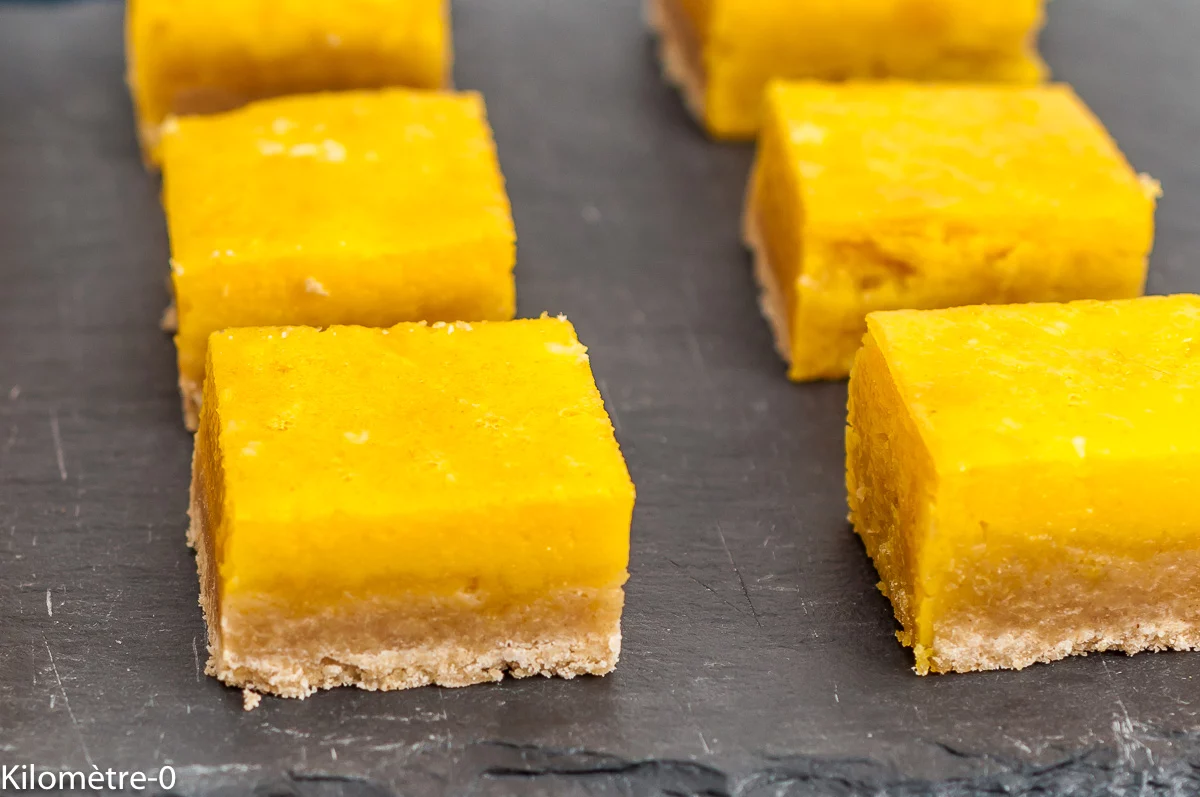 Photo de recette de lemon bars, carrés au citron, lemon, citron, crème au citron, biscuits, agrumes, petits gâteaux, sablés, bio, facile, Kilomètre-0, blog de cuisine réalisée à partir de produits de saison et issus de circuits courts