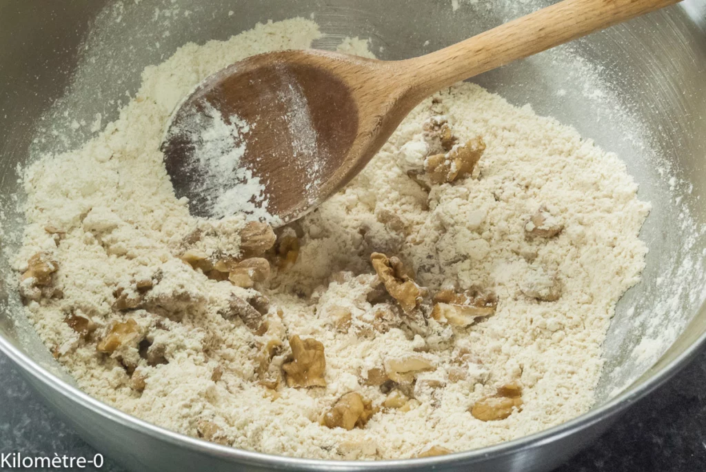 Gâteau fondant aux pommes, bananes, noix et oranges - Étape 8