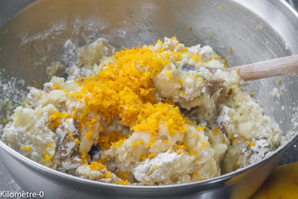 Gâteau fondant aux pommes, bananes, noix et oranges - Étape 6