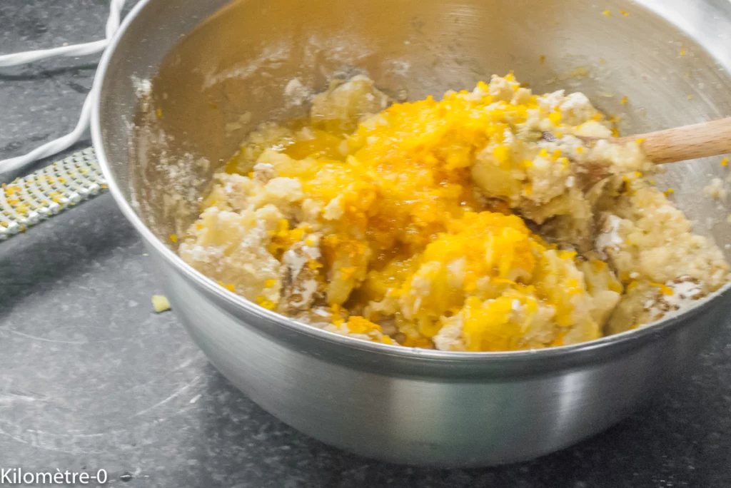 Gâteau fondant aux pommes, bananes, noix et oranges - Étape 7