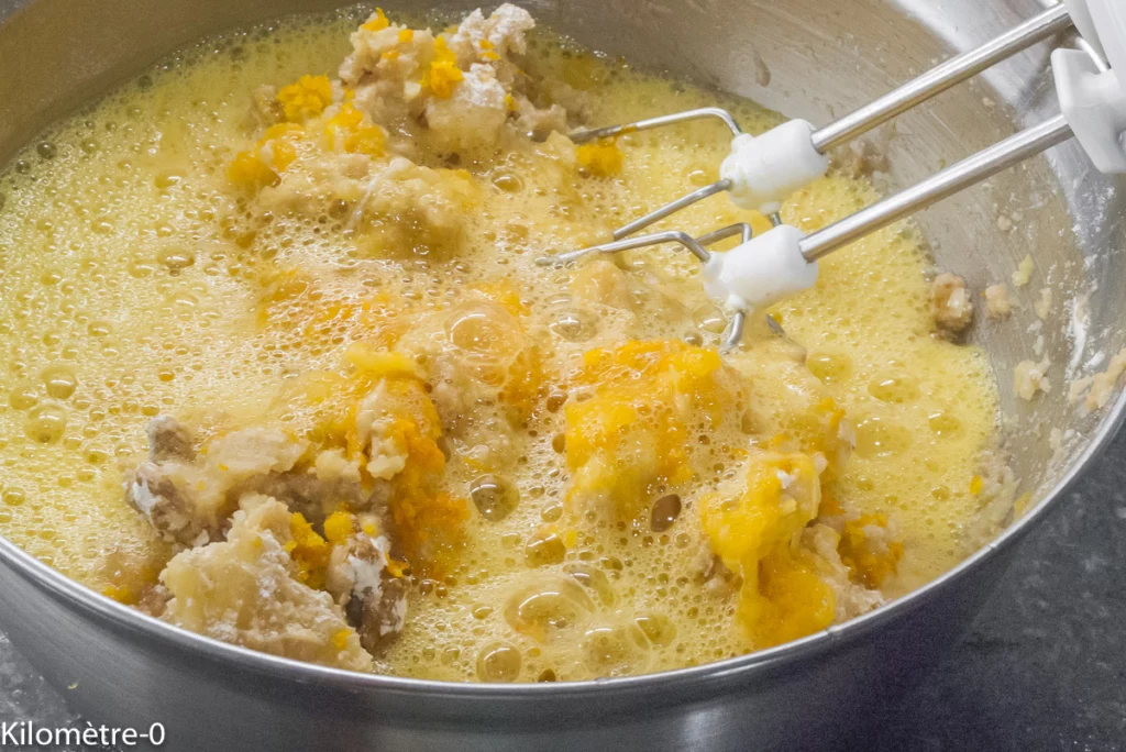 Gâteau fondant aux pommes, bananes, noix et oranges - Étape 10