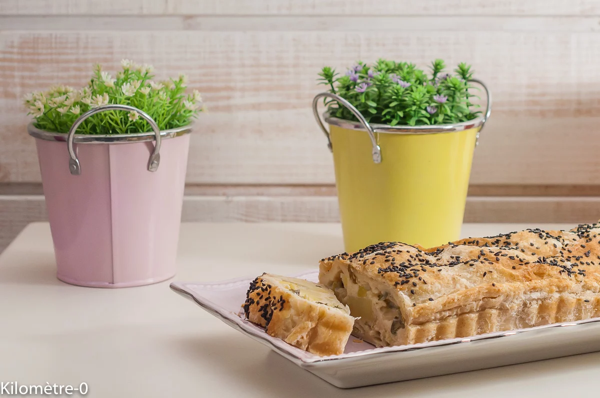 Photo de recette de tourte, feuilleté, pommes de terre, cuisine végétarienne, béchamel, oignons nouveaux, terrine, bio, économique, Kilomètre-0, blog de cuisine réalisée à partir de produits de saison et issus de circuits courts