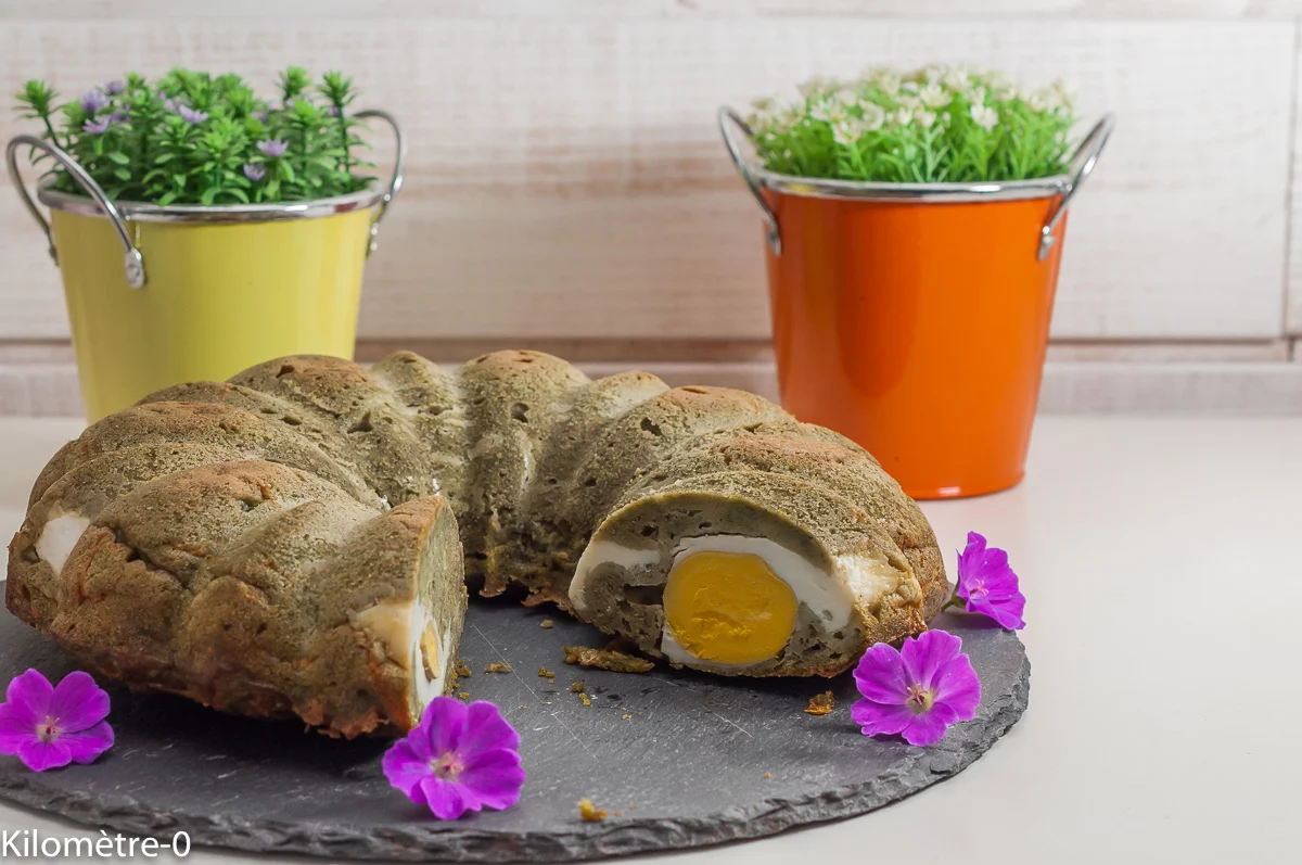 Photo de recette de couronne, gâteau salé, cake salé, pascale,Pâques , orties, menthe, oeufs, végétarien, healthy, cuisine italienne, monde ,bio Kilomètre-0, blog de cuisine réalisée à partir de produits de saison et issus de circuits courts