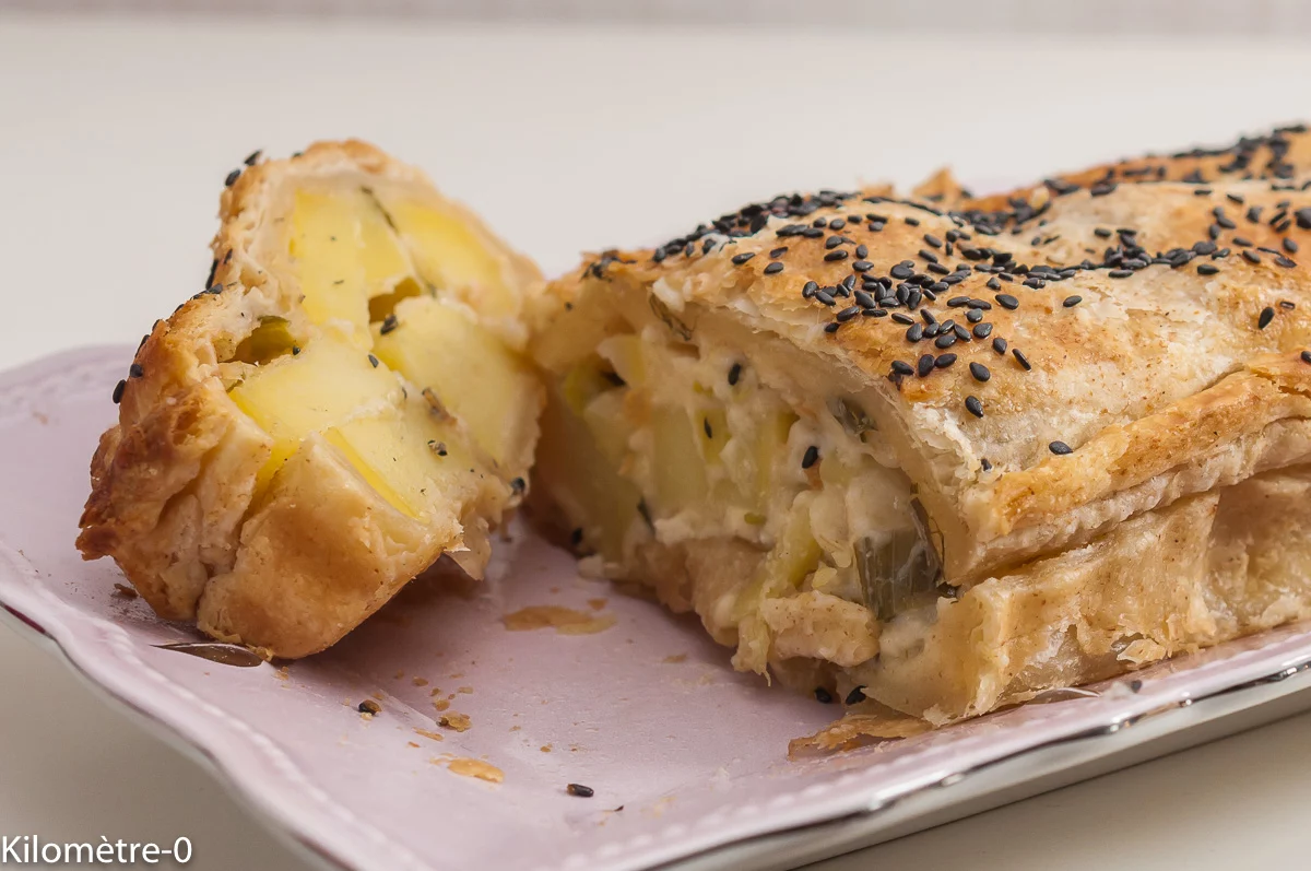 Photo de recette de tourte, feuilleté, pommes de terre, cuisine végétarienne, béchamel, oignons nouveaux, terrine, bio, économique, Kilomètre-0, blog de cuisine réalisée à partir de produits de saison et issus de circuits courts