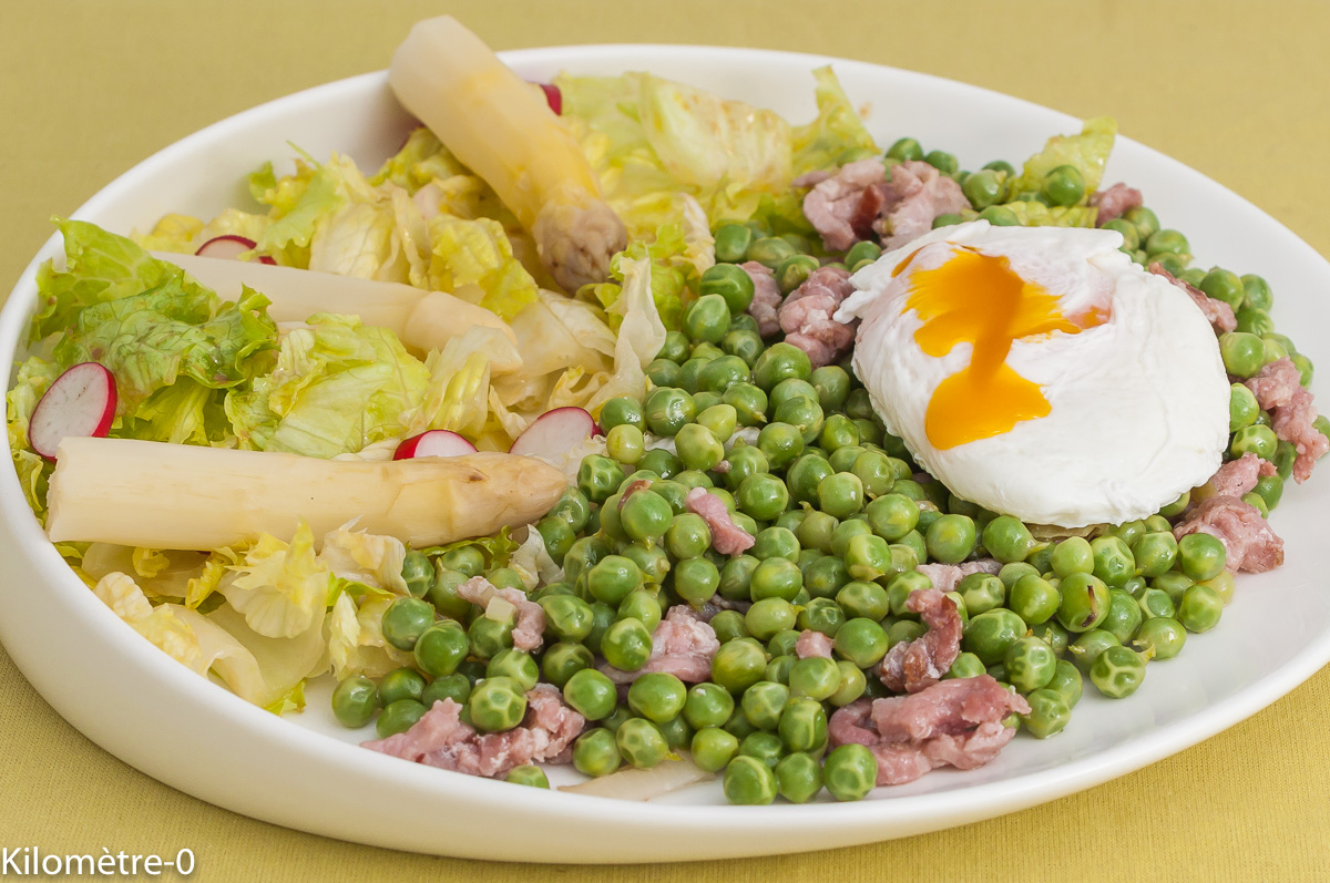 Photo de recette printanière, légumes, primeurs,  petits pois, oeufs pochés, asperge, lardons, salade, bio, facile, healthy, Kilomètre-0, blog de cuisine réalisée à partir de produits de saison et issus de circuits courts