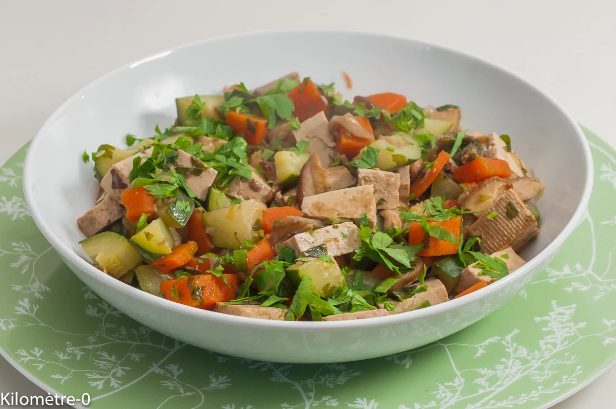 Photo de recette de plat végétarien, recette végétarienne, tofu , protéines végétales, champignons, cèpes, carottes, printemps, été, légumes printaniers, bio, facile, heathy, léger, Kilomètre-0, blog de cuisine réalisée à partir de produits de saison et issus de circuits courts