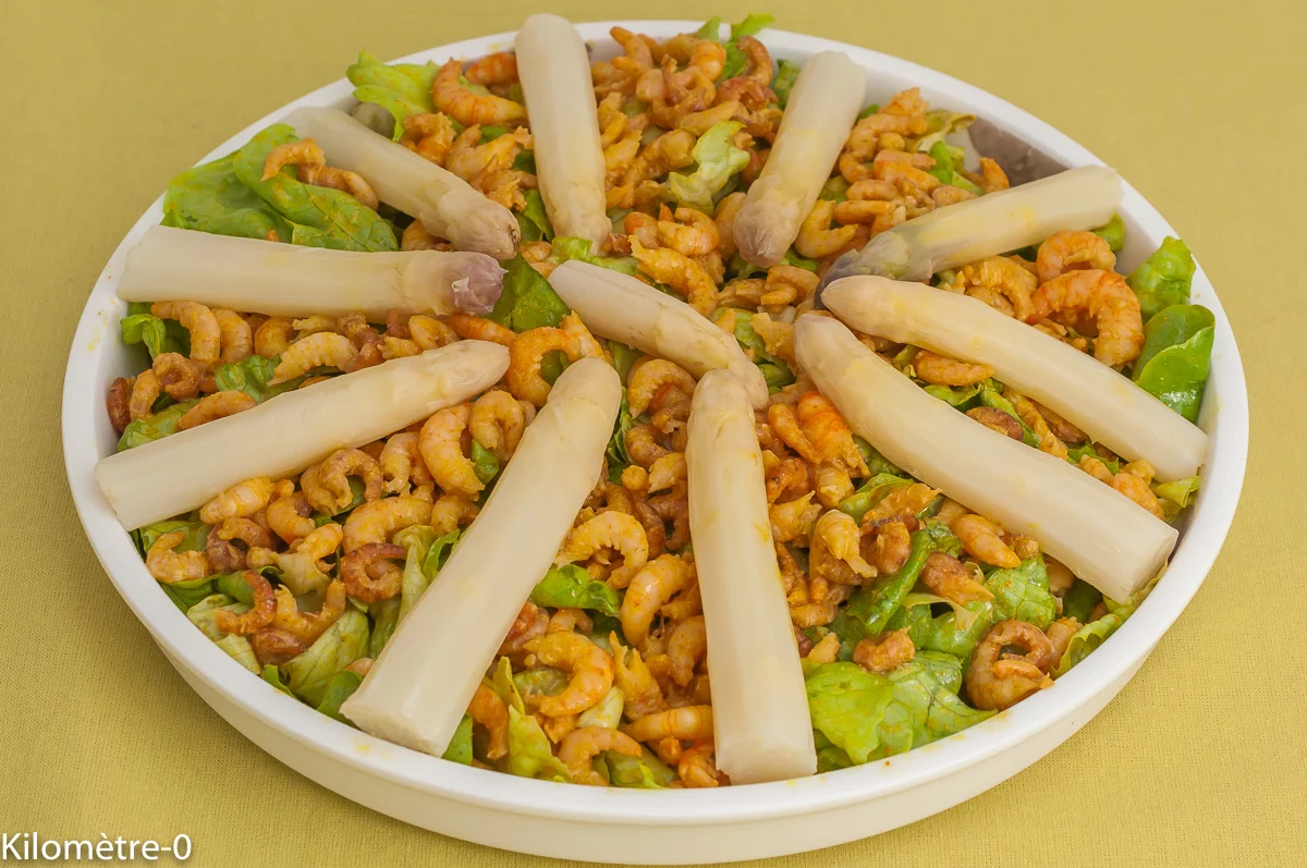 Photo de recette de salade, salade composée, fraiche, printemps, pointes d'asperges, asperges blanches, asperges violettes, four vapeur, crevettes grises, crustacés, légère, facile, léger, Kilomètre-0, blog de cuisine réalisée à partir de produits de saison et issus de circuits courts