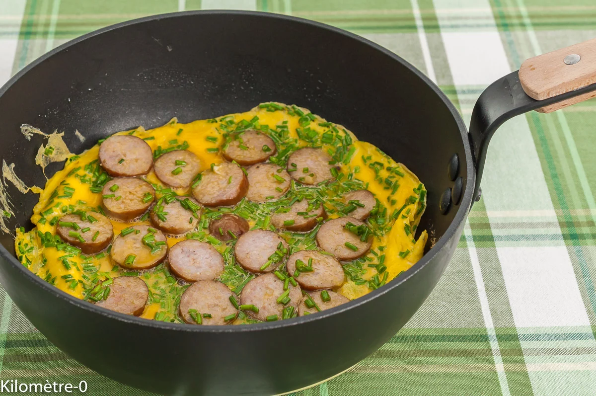 Photo de recette d'Omelette, oeufs, oeufs battus, omelette facile, saucisses fumées, ciboulette, pas cher, Kilomètre-0, blog de cuisine réalisée à partir de produits de saison et issus de circuits courts