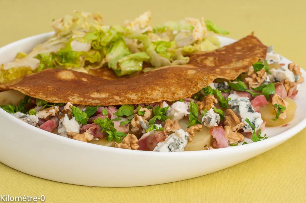 Crêpes salées farcies aux pommes de terre nouvelles, lardons, roquefort et noix - Étape 10