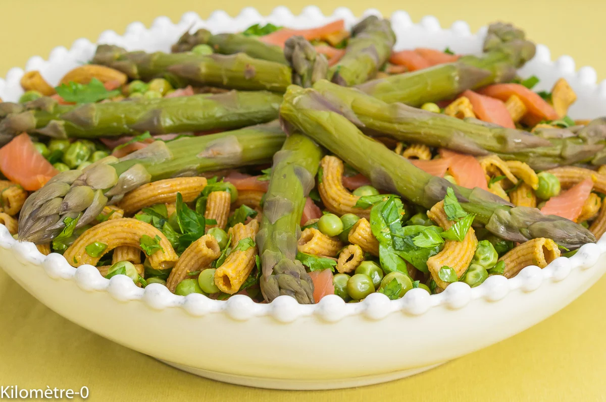 Photo de recette de salade, salade composée, pâtes, petits pois, asperges, légumes, printemps, saumon, truite fumée , facile, healthy, fines herbes Kilomètre-0, blog de cuisine réalisée à partir de produits de saison et issus de circuits courts