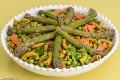 Photo de recette de salade, salade composée,  pâtes, petits pois, asperges, légumes, printemps, saumon, truite fumée , facile, healthy, fines herbes Kilomètre-0, blog de cuisine réalisée à partir de produits de saison et issus de circuits courts