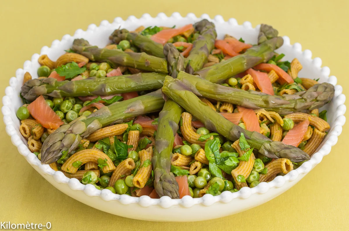 Photo de recette de salade, salade composée,  pâtes, petits pois, asperges, légumes, printemps, saumon, truite fumée , facile, healthy, fines herbes Kilomètre-0, blog de cuisine réalisée à partir de produits de saison et issus de circuits courts