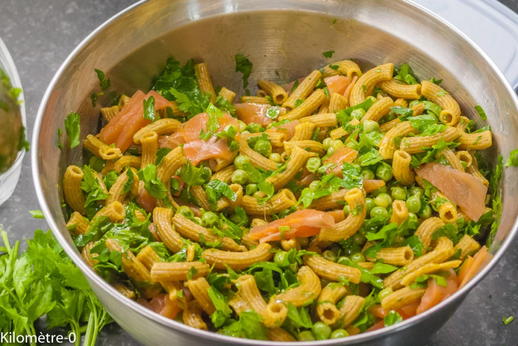 Salade de pâtes aux petits pois, asperges, truite fumée et fines herbes - Étape 6