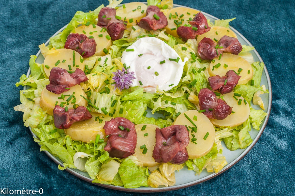 Photo de recette de salade, salade complète, salade complète, printemps, pommes de terre nouvelles, pommes de terre, patate, viande, confit, gésiers, œufs pochés, oeufs, facile, ciboulette, Kilomètre-0, blog de cuisine réalisée à partir de produits de saison et issus de circuits courts