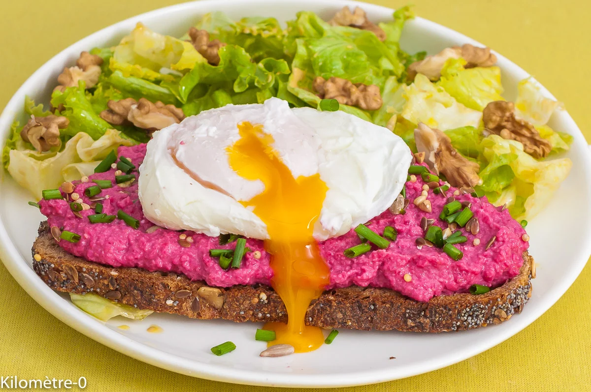 Photo de recette de, houmous, tahin, tartinade, betterave, betterave rouge, oeufs pochés, oeufs, bio, Kilomètre-0, blog de cuisine réalisée à partir de produits de saison et issus de circuits courts