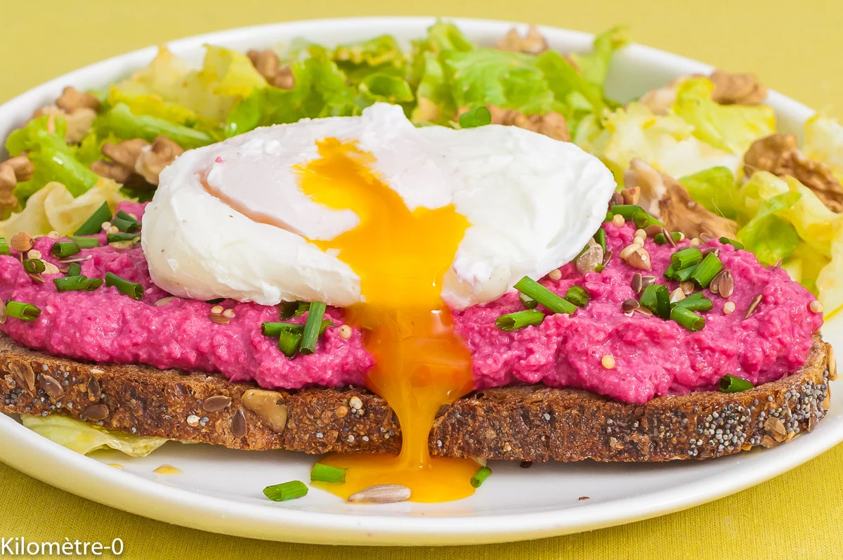 Photo de recette de, houmous, tahin, tartinade, betterave, betterave rouge, oeufs pochés, oeufs, bio, Kilomètre-0, blog de cuisine réalisée à partir de produits de saison et issus de circuits courts
