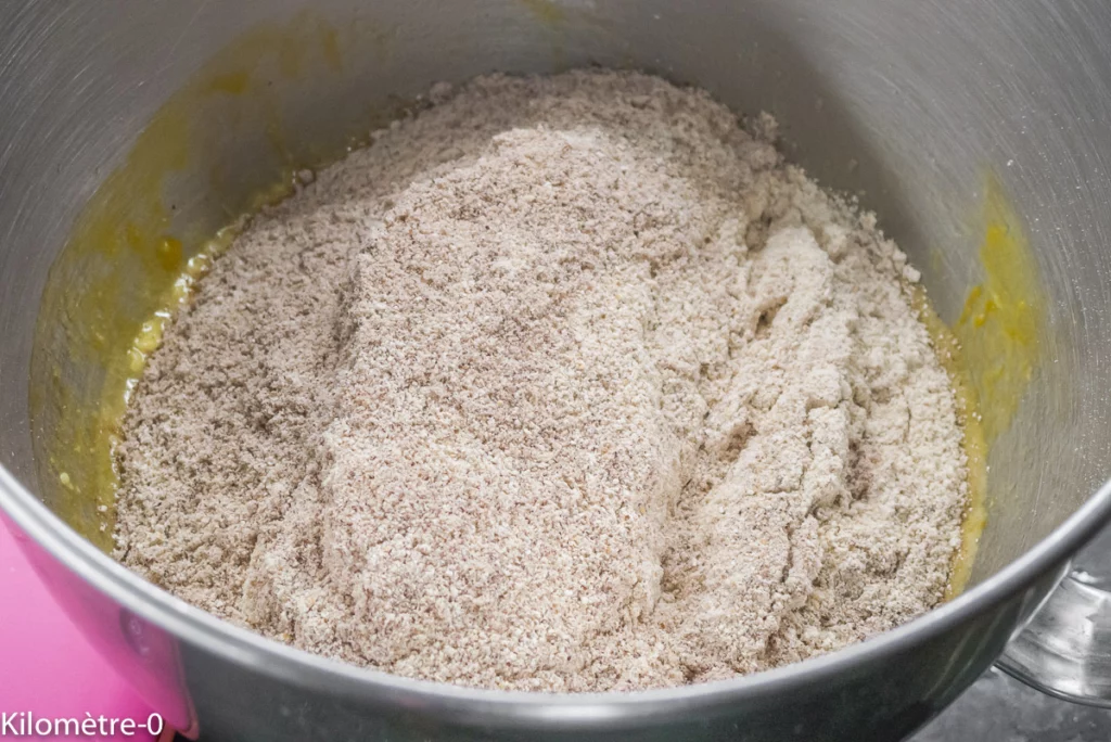 Gâteau du matin aux farines de petit épeautre et de noisettes, aux pépites de chocolat, banane et orange - Étape 5