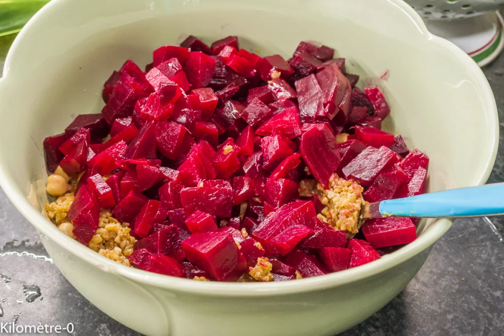 Salade au petit épeautre, pois chiches, petits pois, betteraves et fines herbes - Étape 9