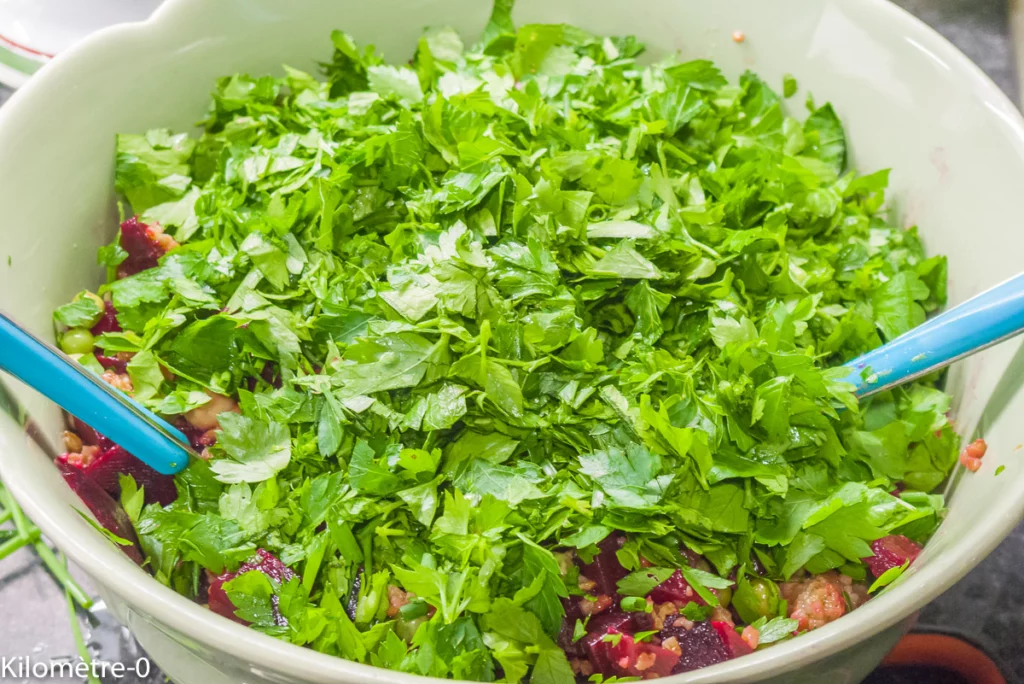 Salade au petit épeautre, pois chiches, petits pois, betteraves et fines herbes - Étape 11