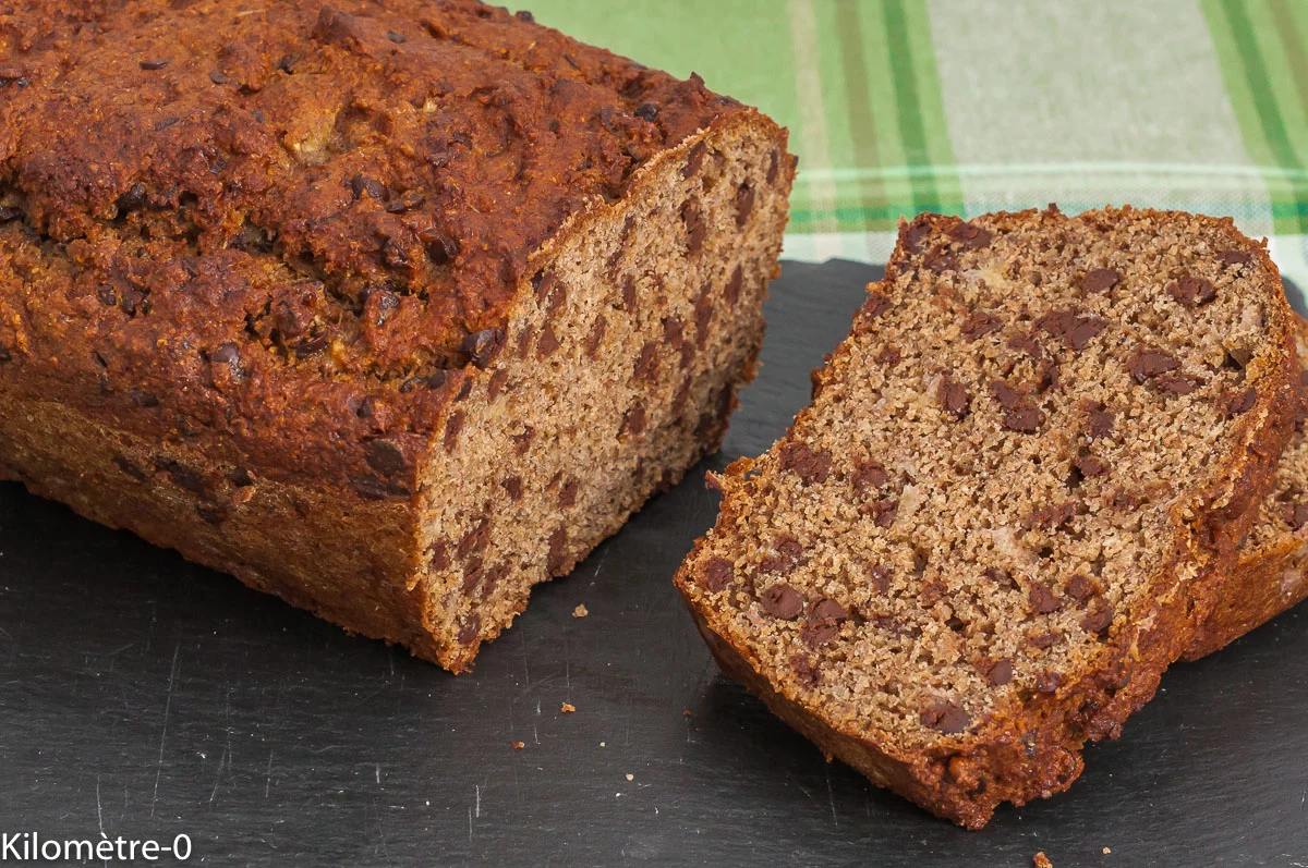 Photo de recette de gâteau du matin, cake, gros gâteau, gourmand, banana bread, farine de petit épeautre , farine de noisettes, pépites de chocolat, facile, moelleux, bananes, Kilomètre-0, blog de cuisine réalisée à partir de produits de saison et issus de circuits courts