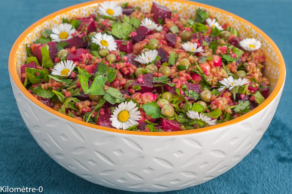 Photo de recette de salade, salade composée, petit épeautre, petits pois, betteraves,fines herbes, végétarienne, végétarien, healthy, léger, complète, printemps, été, facile, Kilomètre-0, blog de cuisine réalisée à partir de produits de saison et issus de circuits courts