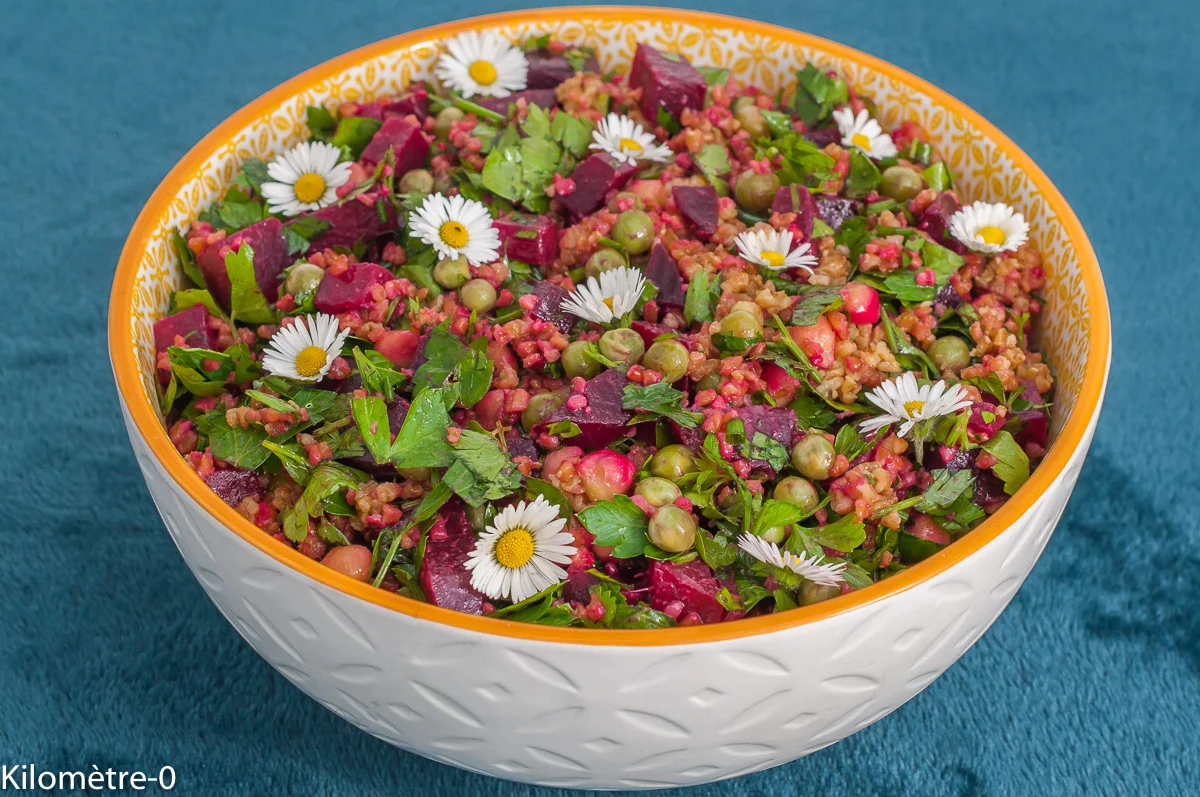 Photo de recette de salade, salade composée, petit épeautre, petits pois, betteraves,fines herbes, végétarienne, végétarien, healthy, léger, complète, printemps, été, facile, Kilomètre-0, blog de cuisine réalisée à partir de produits de saison et issus de circuits courts