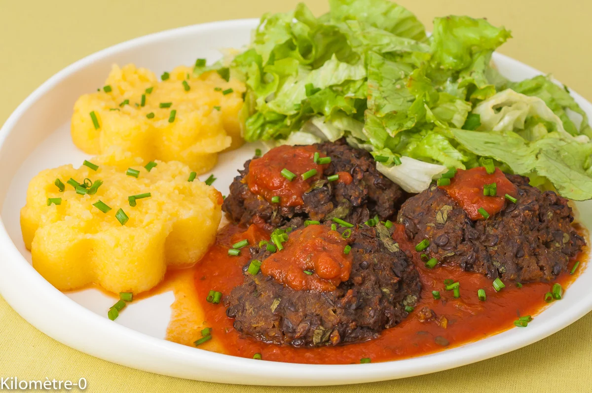 Photo de recette, végétarienne, végétalienne, boulettes, boulettes de lentilles, carottes, sauce tomate, polenta, tomates, salade, bio, facile, healthy, végé,Kilomètre-0, blog de cuisine réalisée à partir de produits de saison et issus de circuits courts