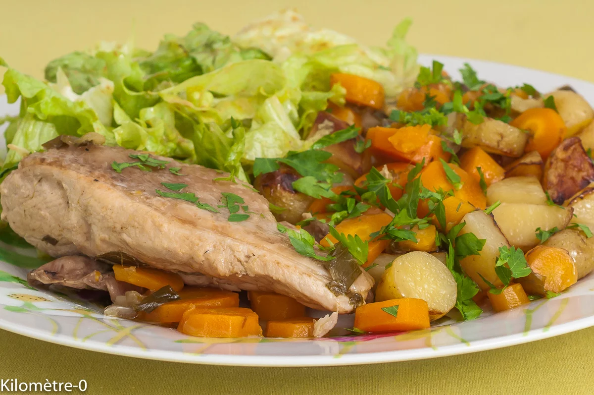 Photo de recette de pintade, volaille, volaille légère, légumes printaniers, printemps, été, (carottes, carottes fanes, pommes de terre nouvelles, patates, de Kilomètre-0, blog de cuisine réalisée à partir de produits de saison et issus de circuits courts
